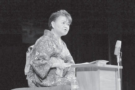 写真：講談中の加納塩梅さん