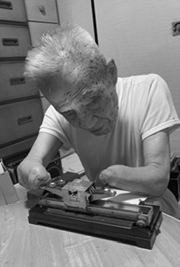 写真：点字タイプライターを打つ藤野さん
