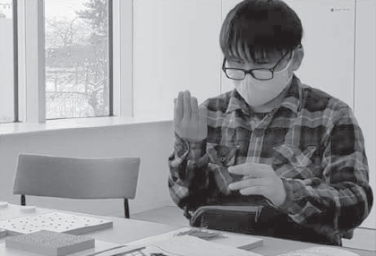 写真：触察用に用意されたオブジェクトに触って意見を述べている様子の写真