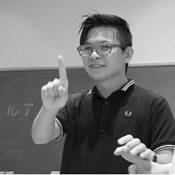 写真：大学にて手話で話す森さん